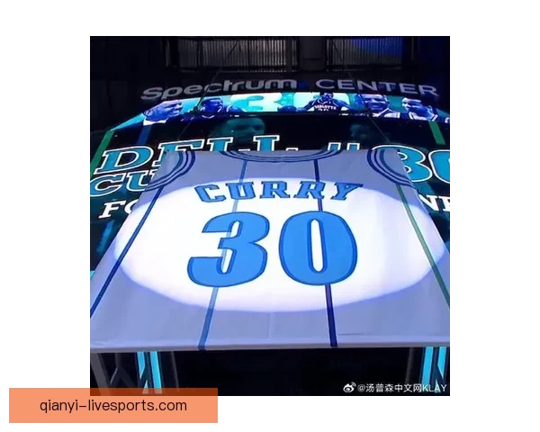 库里晒图致敬父亲球衣退役开创者的球衣永远悬挂球馆穹顶